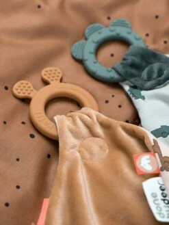 Doudou Plat Attache Sucette - DONE BY DEER Moutarde - Done By Deer 8 Doudou Plat Attache Sucette - DONE BY DEER Moutarde - Done By Deer -Jouets Séries Magasin doudou plat attache sucette done by deer 2