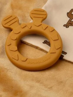 Doudou Plat Attache Sucette - DONE BY DEER Moutarde - Done By Deer 10 Doudou Plat Attache Sucette - DONE BY DEER Moutarde - Done By Deer -Jouets Séries Magasin doudou plat attache sucette done by deer 4