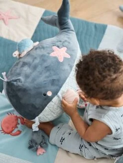 Grande Peluche D'activités SOUS L'OCÉAN Gris - Vertbaudet 7 Grande Peluche D'activités SOUS L'OCÉAN Gris - Vertbaudet -Jouets Séries Magasin grande peluche dactivites sous locean 3