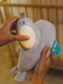 Veilleuse Bébé Otarie Douce Nuit 3 En 1 - INFANTINO Gris - Infantino 8 Veilleuse Bébé Otarie Douce Nuit 3 En 1 - INFANTINO Gris - Infantino -Jouets Séries Magasin veilleuse bebe otarie douce nuit 3 en 1 infantino 3